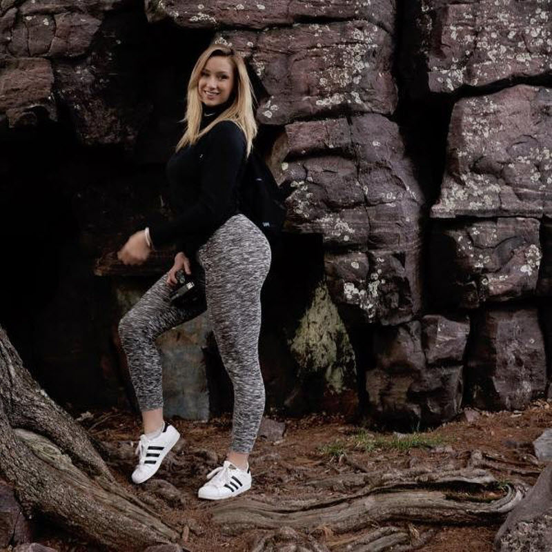 Стройные девчонки в спортивных штанишках