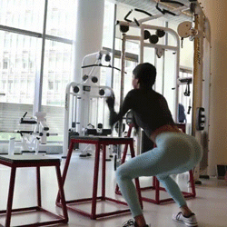 Стройные девчонки в спортивных штанишках