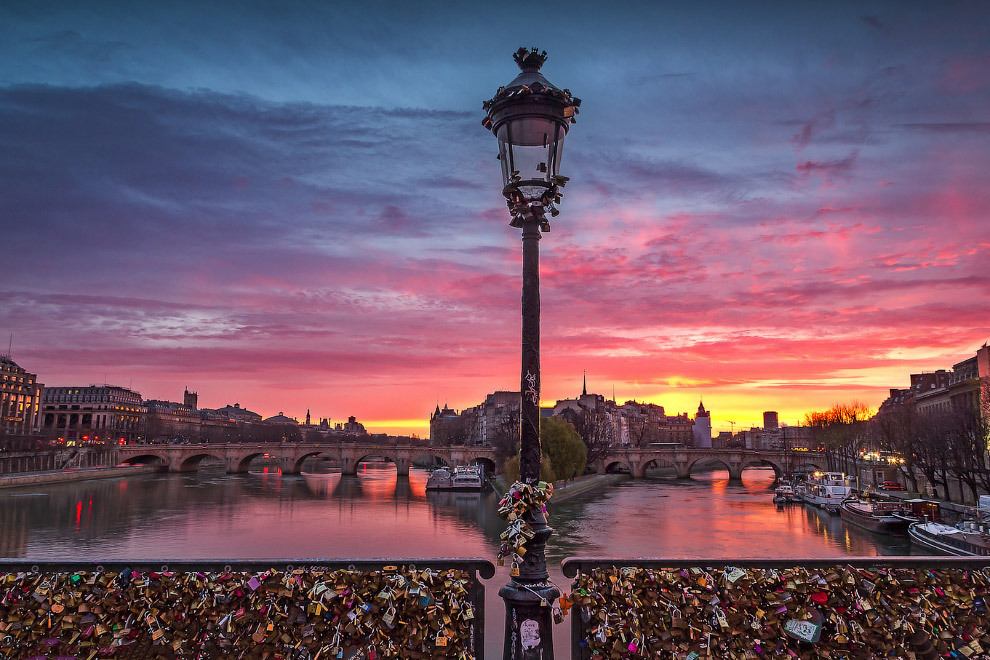 Мост Искусств в Париже Мост Искусств в Париже