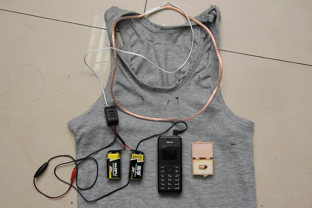 Китайские полицейские показали устройства, которые пытались использовать абитуриенты для сдачи экзаменов