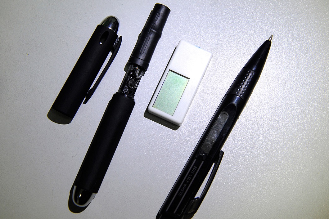 Китайские полицейские показали устройства, которые пытались использовать абитуриенты для сдачи экзаменов