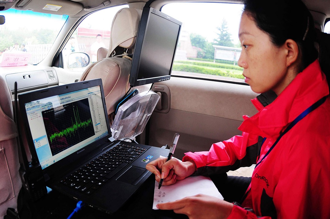 Китайские полицейские показали устройства, которые пытались использовать абитуриенты для сдачи экзаменов