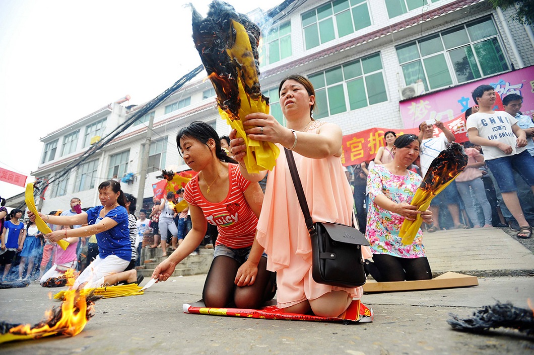 Китайские полицейские показали устройства, которые пытались использовать абитуриенты для сдачи экзаменов