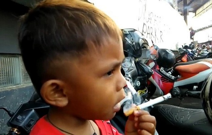 Мать успокаивает двухлетнего сына сигаретами