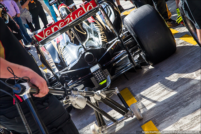 Как может работать шиномонтаж, или пит-стопы в Формуле-1 (17 фото) Как может работать шиномонтаж, или пит-стопы в Формуле-1 (17 фото)