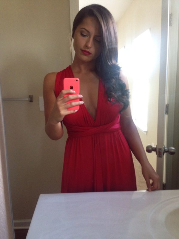 Стройные девушки в обтягивающих нарядах