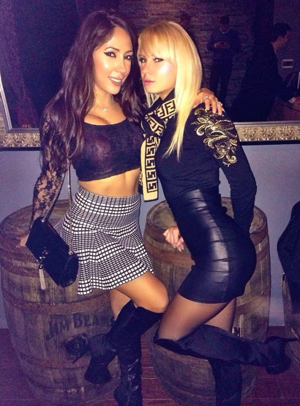 Стройные девушки в обтягивающих нарядах