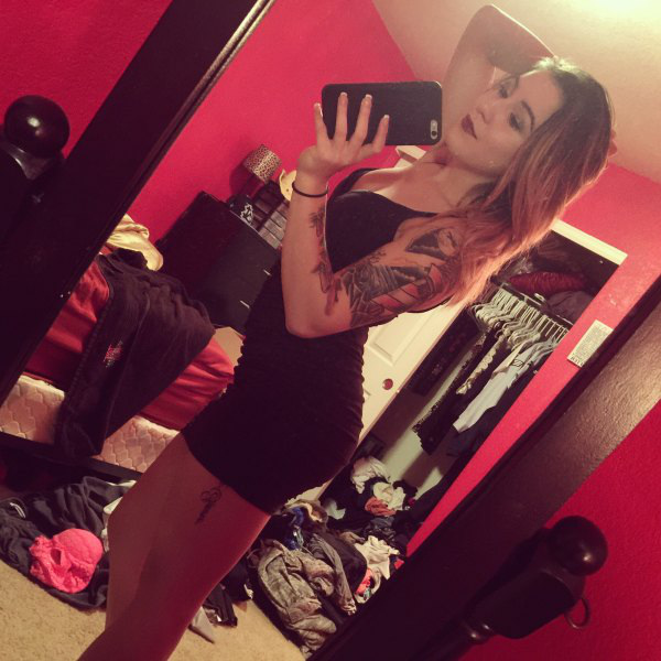 Стройные девушки в обтягивающих нарядах