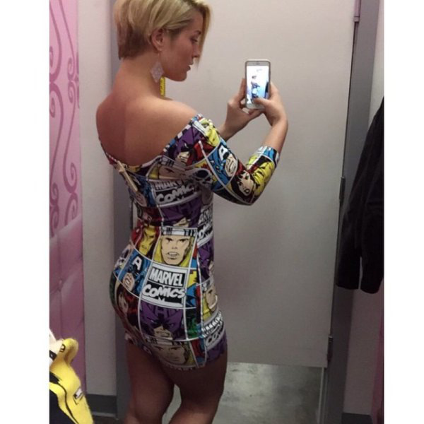 Стройные девушки в обтягивающих нарядах