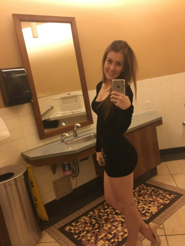 Стройные девушки в обтягивающих нарядах