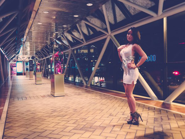 Стройные девушки в обтягивающих нарядах