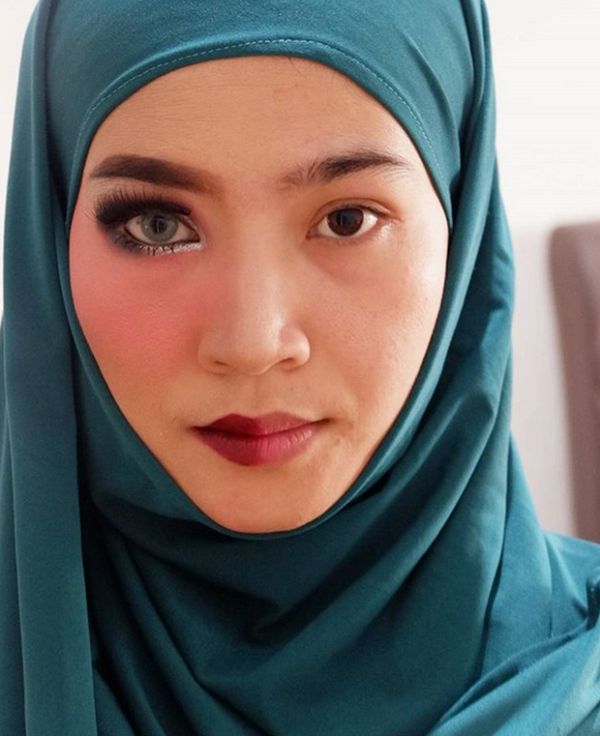 Девушки красят половину лица