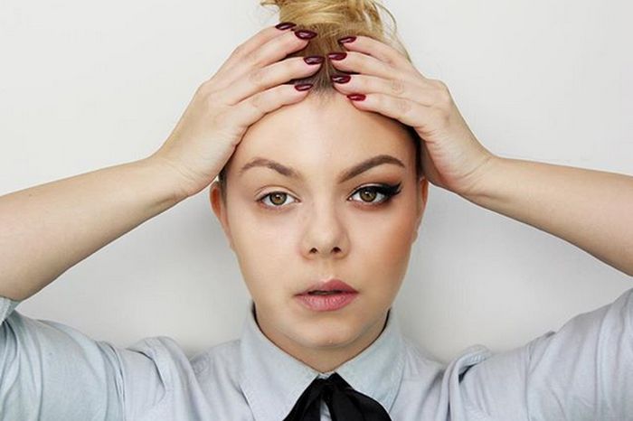 Девушки красят половину лица