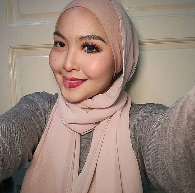 Девушки красят половину лица