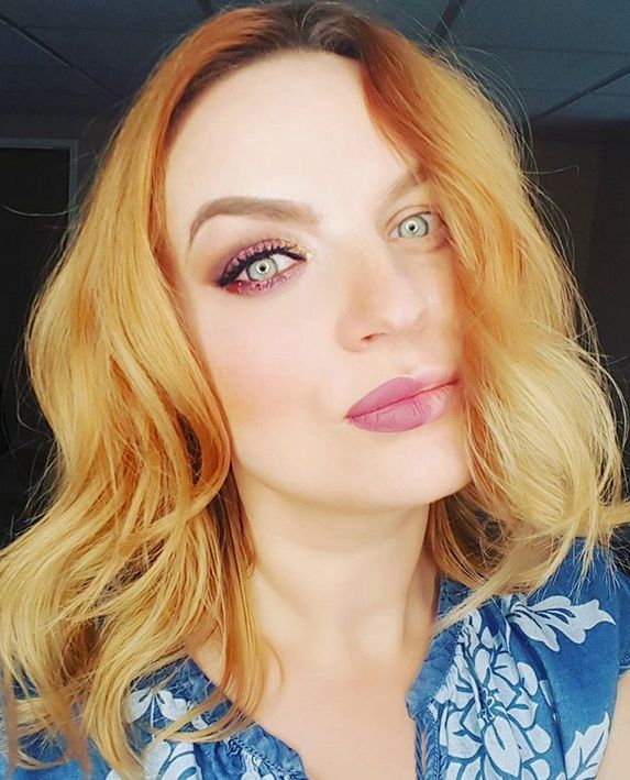 Девушки красят половину лица