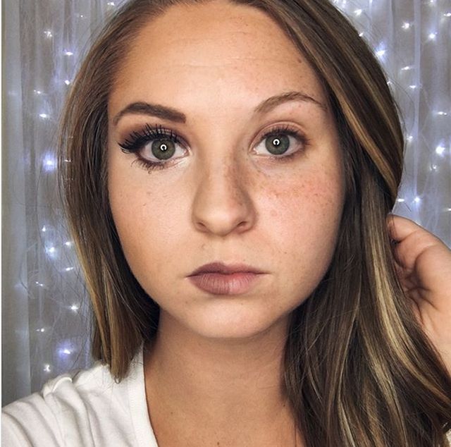 Девушки красят половину лица