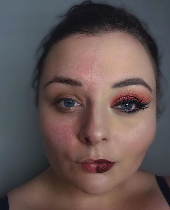 Девушки красят половину лица