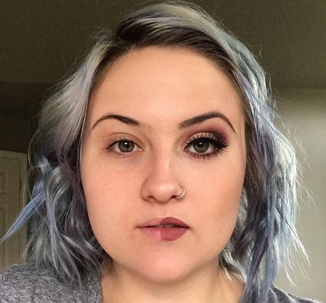 Девушки красят половину лица