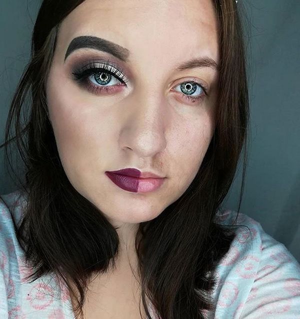 Девушки красят половину лица