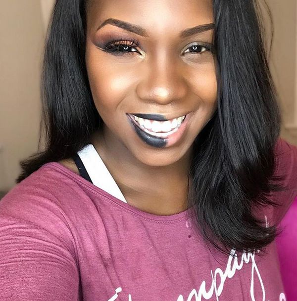 Девушки красят половину лица