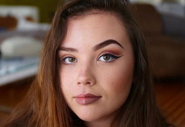 Девушки красят половину лица