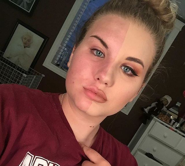 Девушки красят половину лица