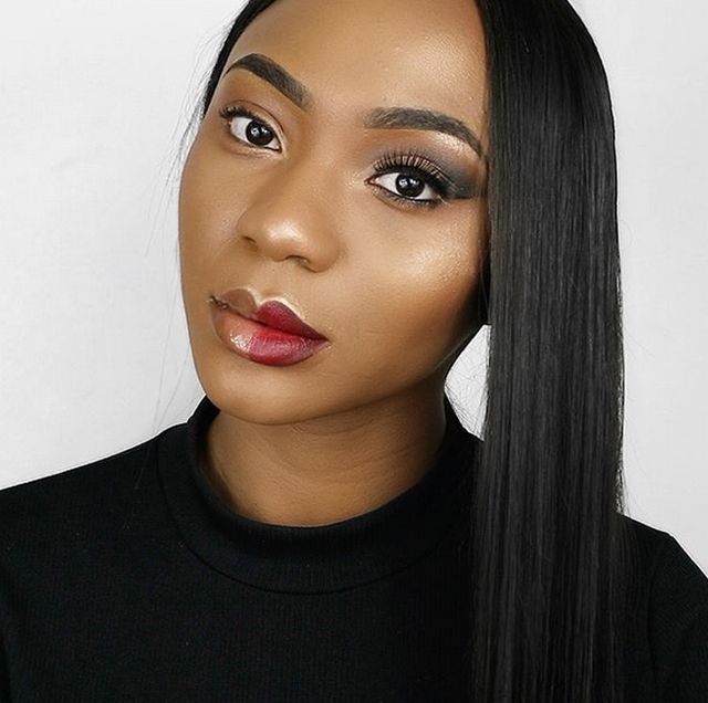 Девушки красят половину лица