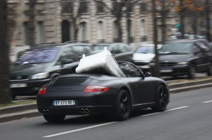 Перевозка мебели на Porsche (4 фото)