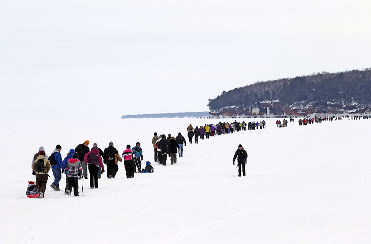 Прогулка по Верхнему озеру к ледяным пещерам