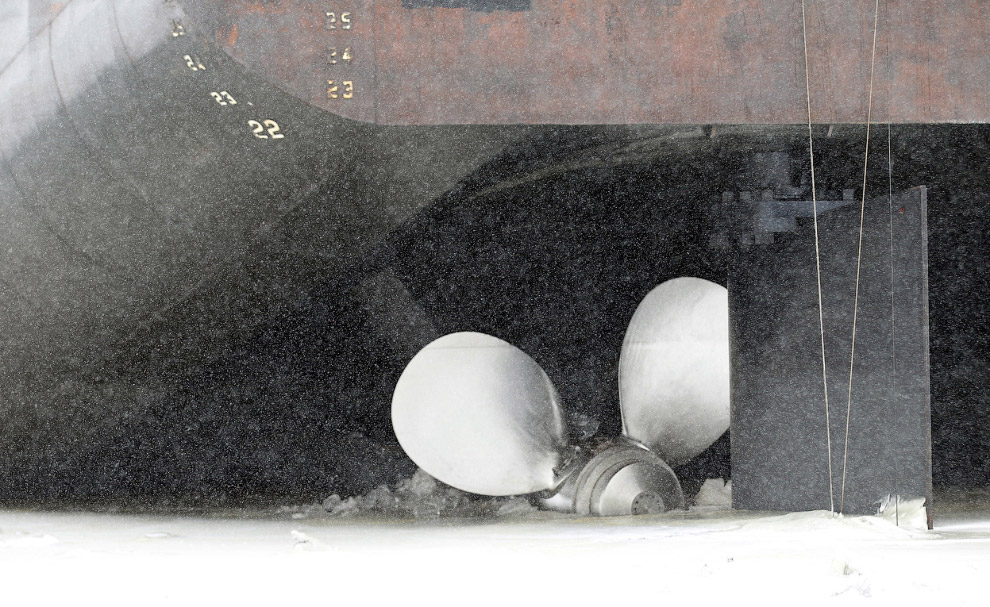 Прогулка по Верхнему озеру к ледяным пещерам