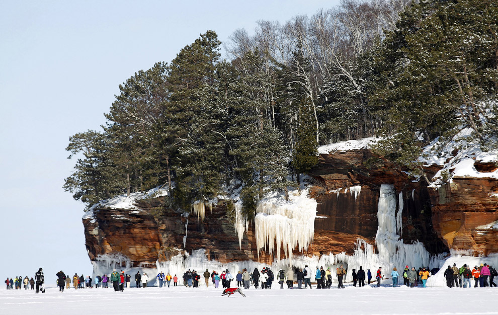 Прогулка по Верхнему озеру к ледяным пещерам
