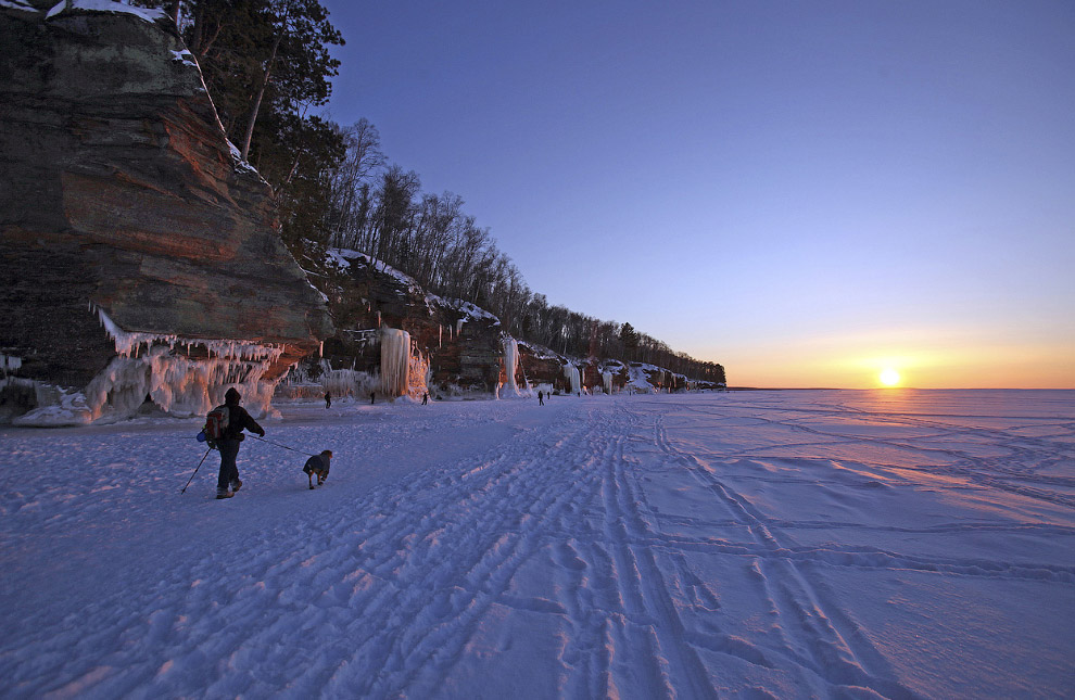 Прогулка по Верхнему озеру к ледяным пещерам