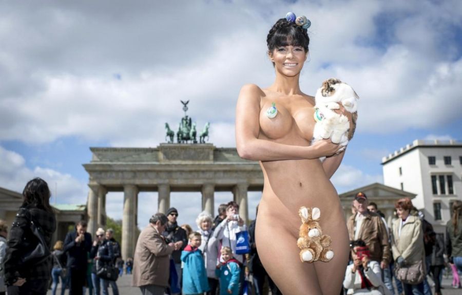 Микаэла Шефер поздравляет всех с Пасхой (9 фото)