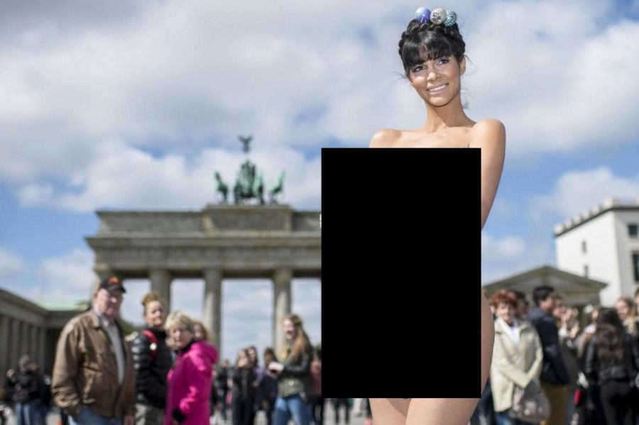 Микаэла Шефер поздравляет всех с Пасхой (9 фото)