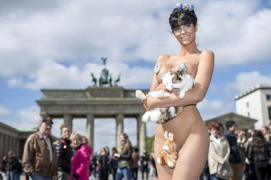 Микаэла Шефер поздравляет всех с Пасхой (9 фото)