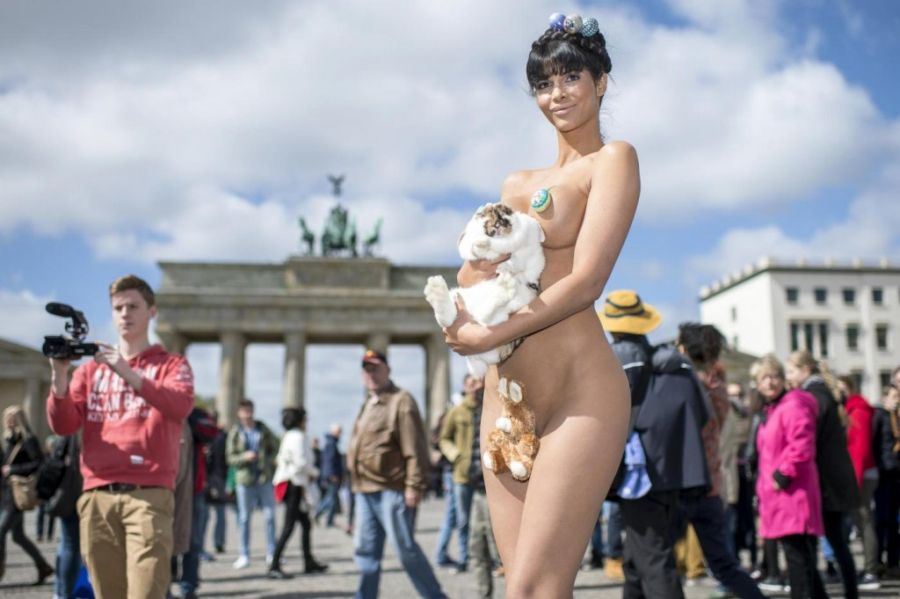 Микаэла Шефер поздравляет всех с Пасхой (9 фото)