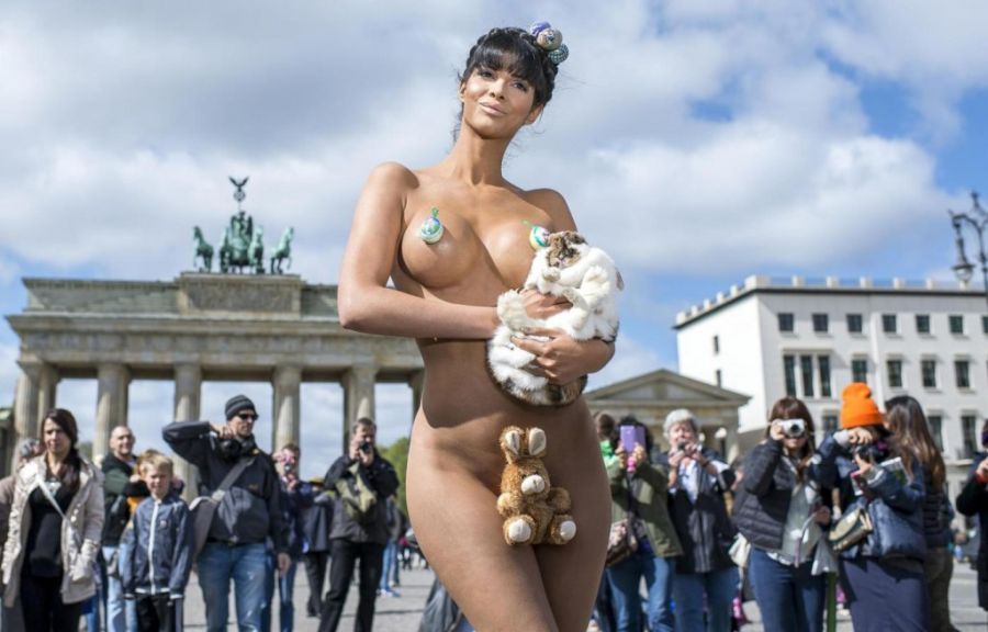 Микаэла Шефер поздравляет всех с Пасхой (9 фото)