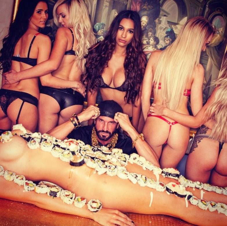 Пикантные и веселые фото девушек