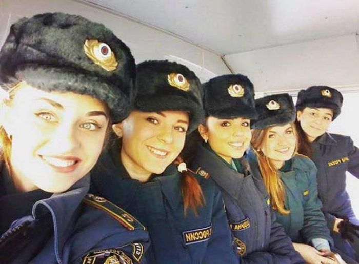 Очаровательные девушки в форме