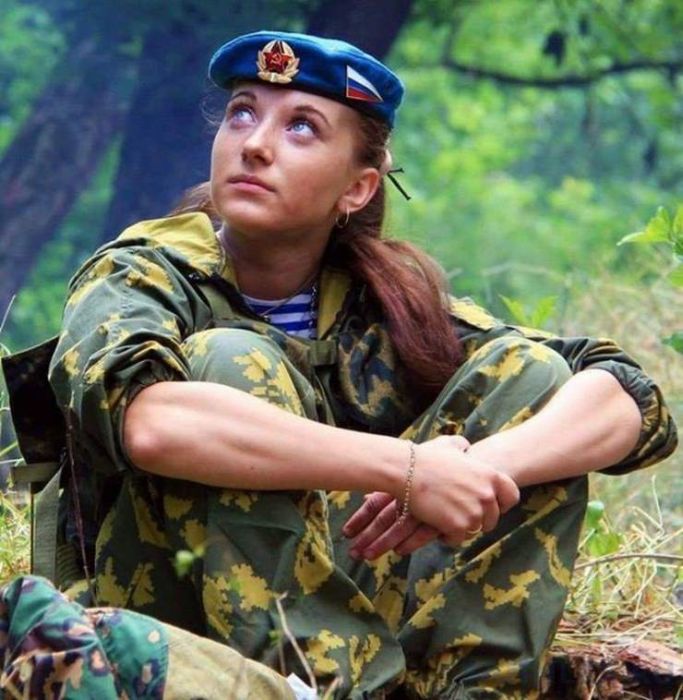 Очаровательные девушки в форме