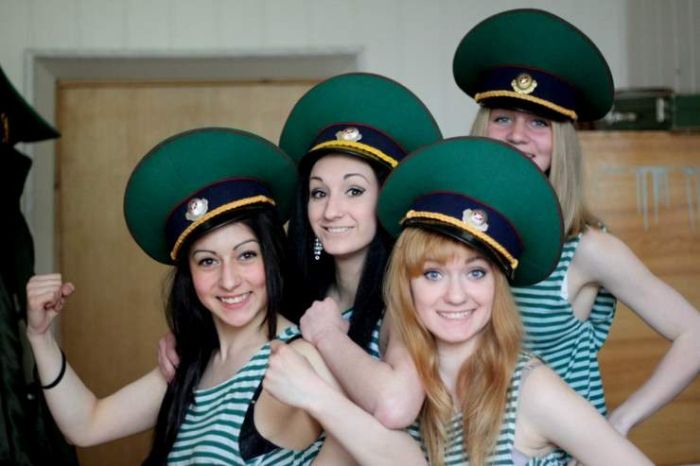 Очаровательные девушки в форме