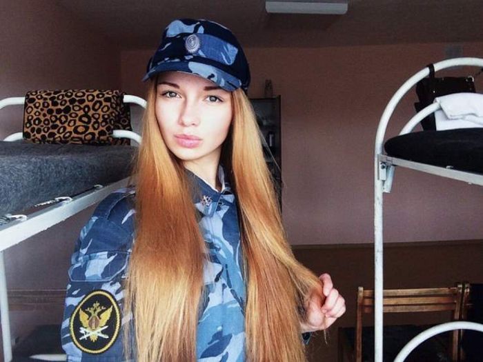 Очаровательные девушки в форме