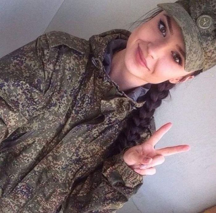 Очаровательные девушки в форме