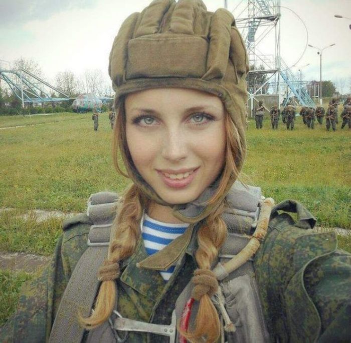 Очаровательные девушки в форме