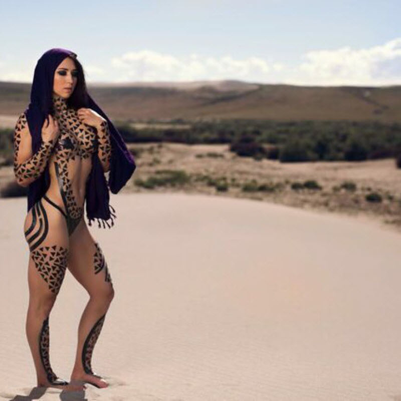 Новый модный тренд: изолента вместо одежды