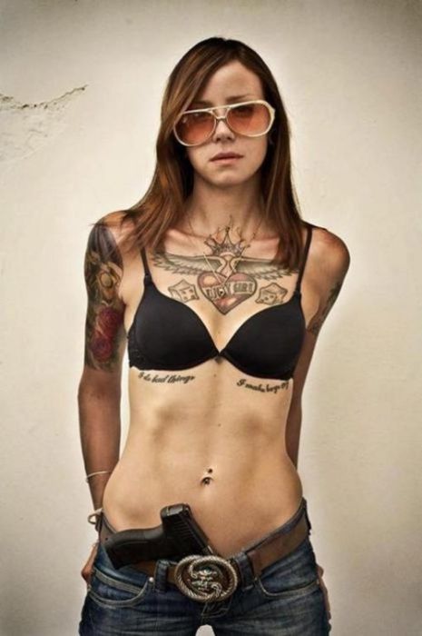 Девушки и оружие