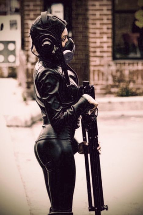 Девушки и оружие