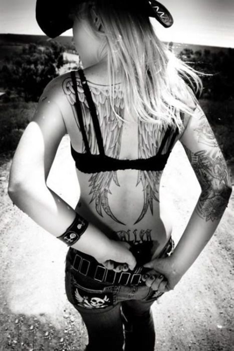 Девушки и оружие