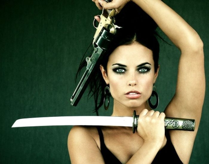 Девушки и оружие