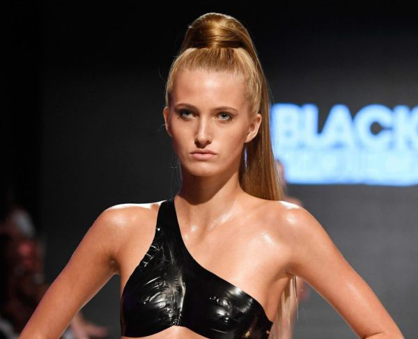 Пикантная коллекция бикини из клейкой ленты